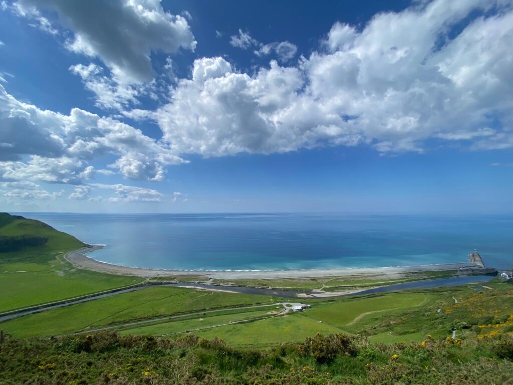 Golygfa o Bendinas ger Aberystwyth